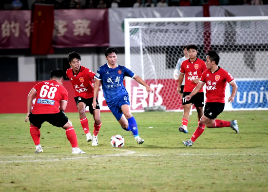 热闹足球对决再掀热潮,球队奋力拼搏的简单介绍 热闹足球对决再掀热潮,球队奋力拼搏的简单介绍