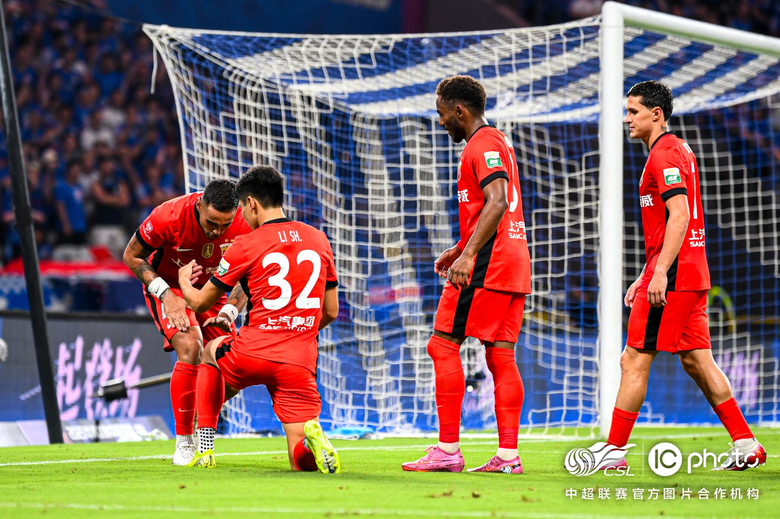 球队遭遇暴雨袭击，中超赛事临时受影响(球队遭遇暴雨袭击,中超赛事临时受影响吗)